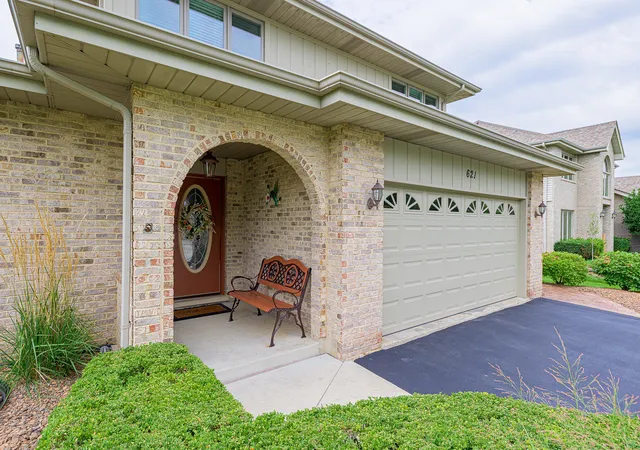 Photo 2 of Single family home for sale at 621 Vanderbilt Dr, New Lenox, IL 60451 | MLS# 12755810 | Listing updated on 2026-09-12