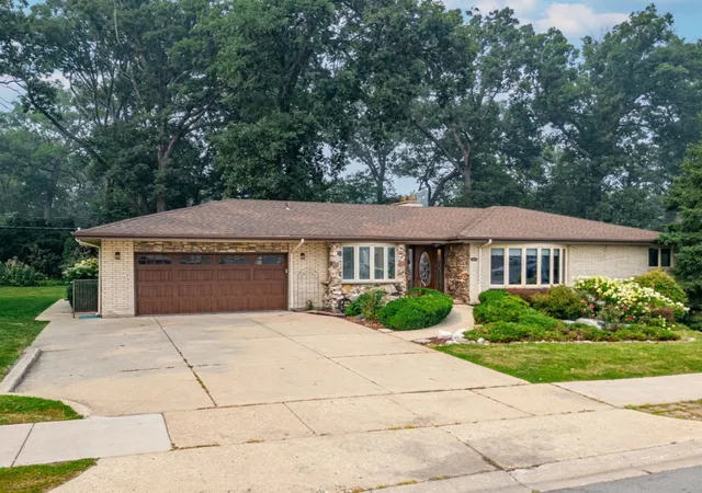Photo 1 of Single family home for sale at 304 E Irving Park Rd, Roselle, IL 60172 | MLS# 12755814 | Listing updated on 2026-09-16