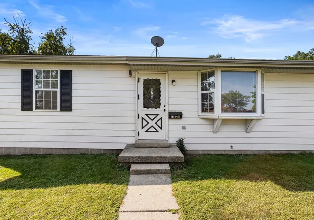 Photo 3 of Single family home for sale at 1701 E Washington St, Urbana, IL 61802 | MLS# 12755843 | Listing updated on 2026-09-16
