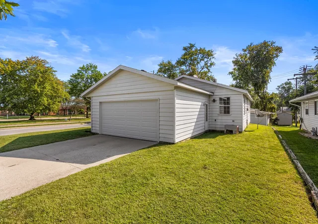 Photo 4 of Single family home for sale at 1701 E Washington St, Urbana, IL 61802 | MLS# 12755843 | Listing updated on 2026-09-16