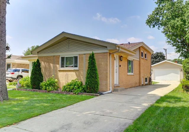 Photo 2 of Single family home for sale at 2534 Kensington Ave, Westchester, IL 60154 | MLS# 12755865 | Listing updated on 2026-09-12
