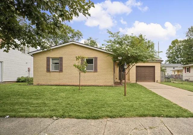 Photo 2 of Sale Pending at 912 Frank Dr, Champaign, IL 61821 | MLS# 12755866 | Listing updated on 2026-09-16
