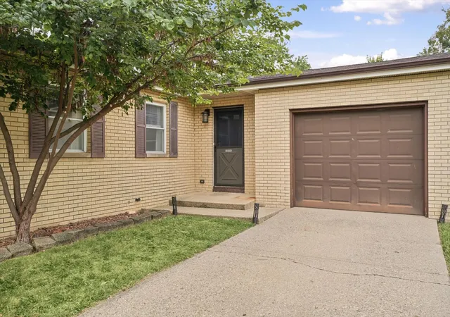 Photo 3 of Sale Pending at 912 Frank Dr, Champaign, IL 61821 | MLS# 12755866 | Listing updated on 2026-09-16
