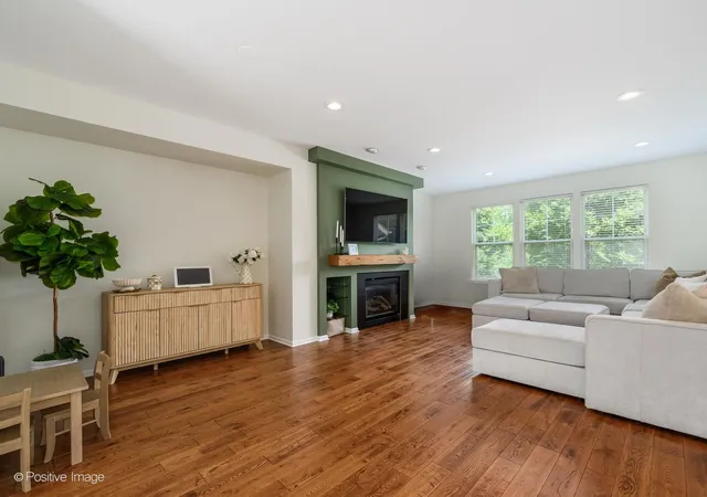 Photo 3 of Townhouse for sale at 5566 Cloverdale Rd, Hanover Park, IL 60133 | MLS# 12755879 | Listing updated on 2026-09-23