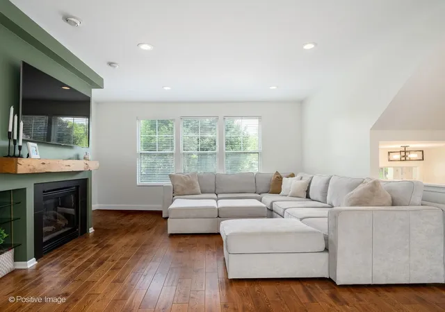 Photo 4 of Townhouse for sale at 5566 Cloverdale Rd, Hanover Park, IL 60133 | MLS# 12755879 | Listing updated on 2026-09-23
