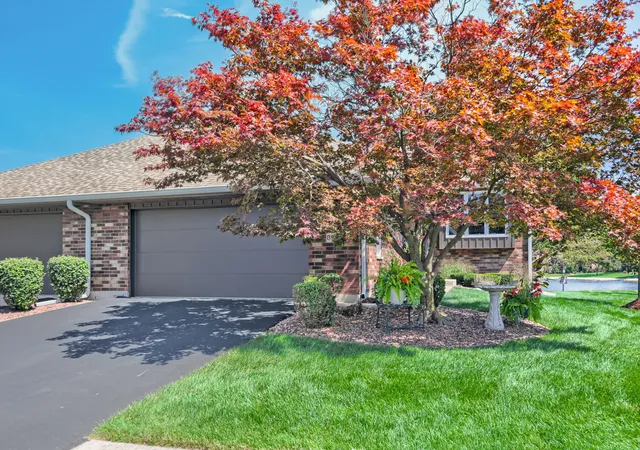 Photo 2 of Townhouse for sale at 8900 Clearview Dr, Orland Park, IL 60462 | MLS# 12755881 | Listing updated on 2026-09-21