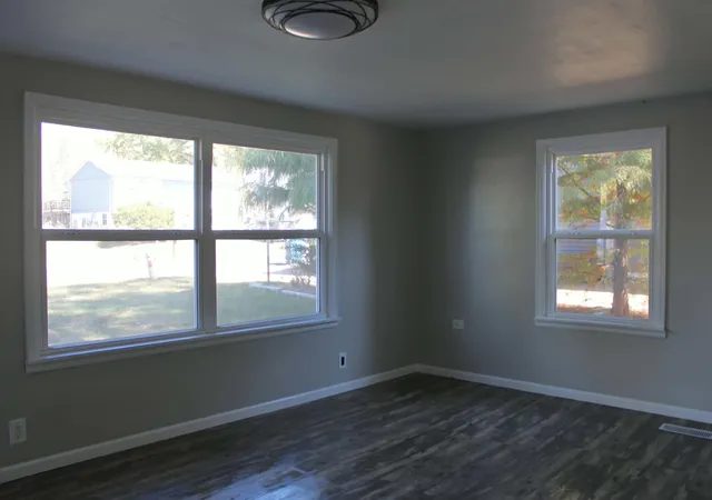 Photo 3 of Single family home for sale at 925 Airport Rd, Mt Vernon, IL 62864 | MLS# 12755887 | Listing updated on 2026-10-07