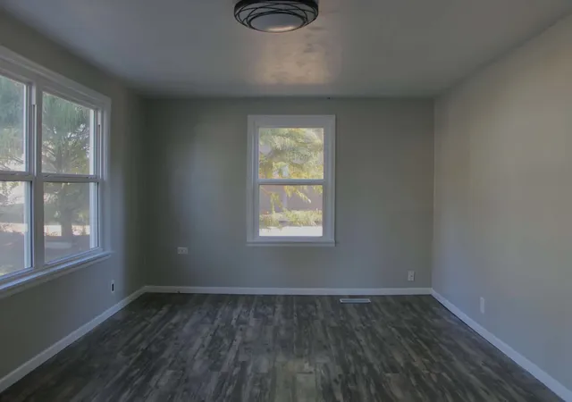 Photo 3 of Single family home for sale at 925 Airport Rd, Mt Vernon, IL 62864 | MLS# 12755887 | Listing updated on 2026-10-07