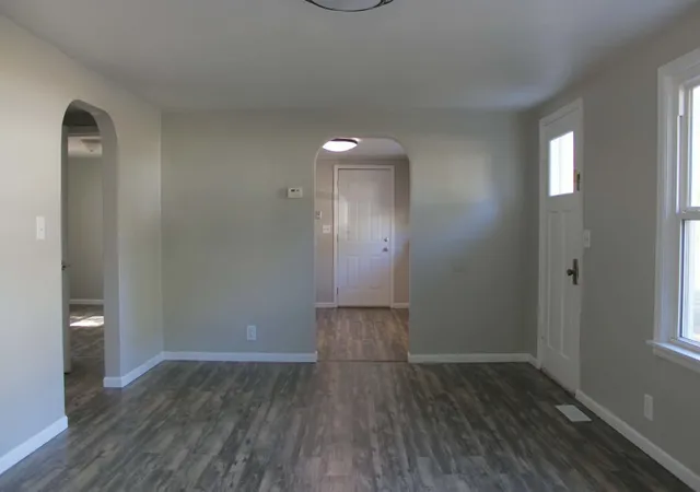 Photo 4 of Single family home for sale at 925 Airport Rd, Mt Vernon, IL 62864 | MLS# 12755887 | Listing updated on 2026-10-07