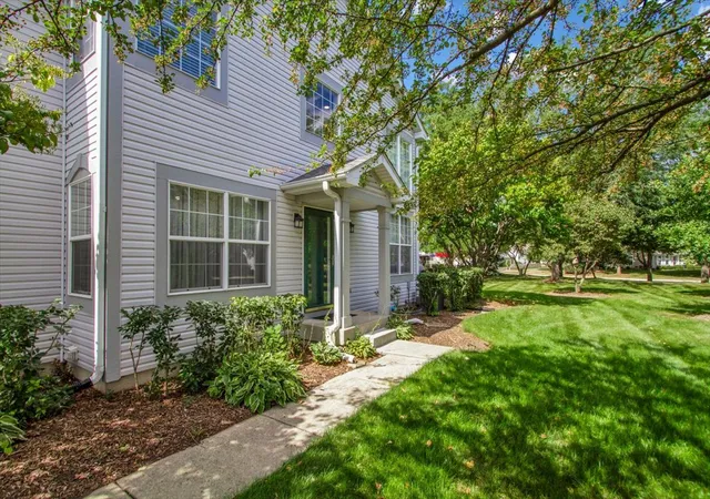 Photo 3 of Townhouse for sale at 1284 Horseshoe Ct, Bartlett, IL 60103 | MLS# 12755890 | Listing updated on 2026-09-14