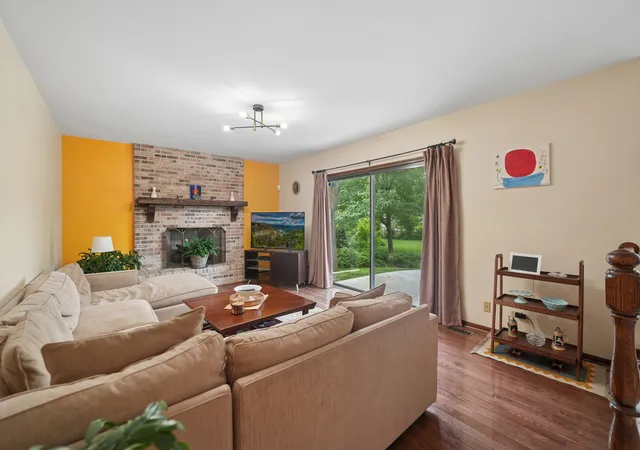 Photo 3 of Single family home for sale at 837 Heatherstone Dr, Schaumburg, IL 60173 | MLS# 12755891 | Listing updated on 2026-09-16
