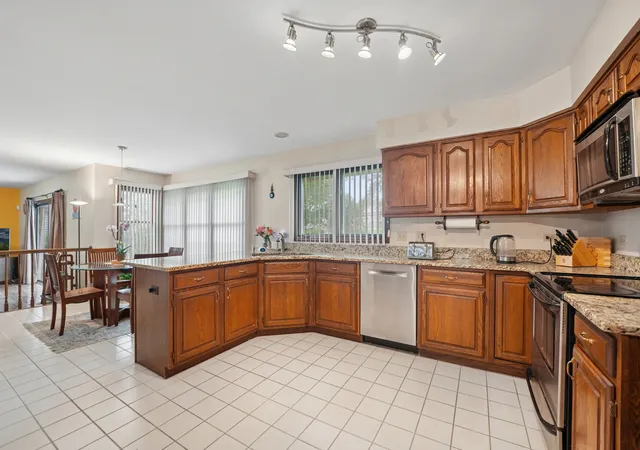 Photo 4 of Single family home for sale at 837 Heatherstone Dr, Schaumburg, IL 60173 | MLS# 12755891 | Listing updated on 2026-09-16