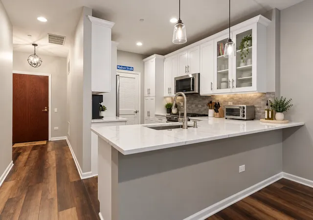 Photo 2 of Condo for sale at 33 W Huron St #402, Chicago, IL 60654 | MLS# 12755904 | Listing updated on 2026-09-28