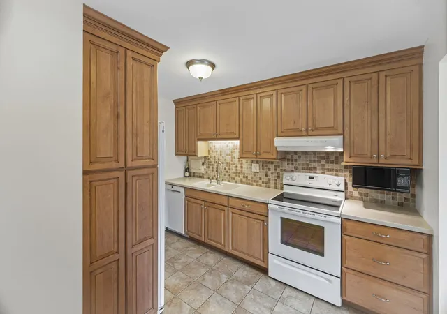 Photo 4 of Condo for sale at 1505 E Central Rd #216B, Arlington Heights, IL 60005 | MLS# 12755908 | Listing updated on 2026-09-24