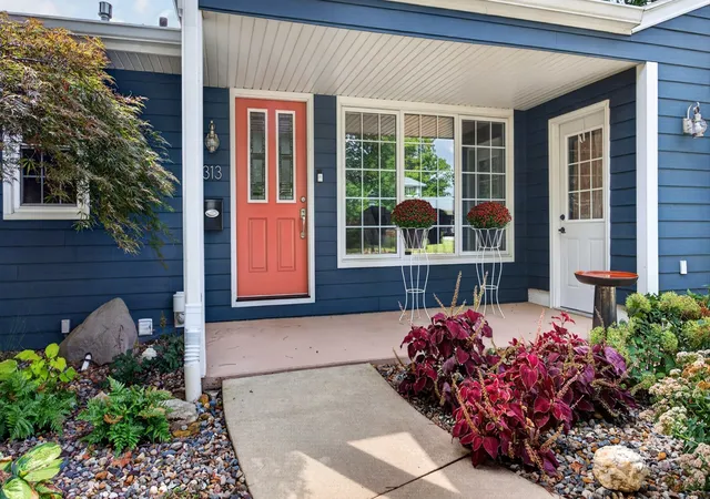 Photo 3 of Single family home for sale at 313 Vista Dr, Bloomington, IL 61701 | MLS# 12755953 | Listing updated on 2026-10-06