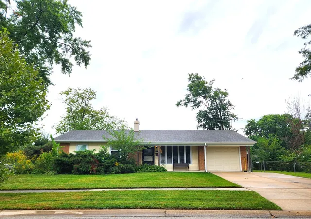 Photo 2 of Single family home for sale at 325 Spruce Ln, Elk Grove Village, IL 60007 | MLS# 12755957 | Listing updated on 2026-10-02