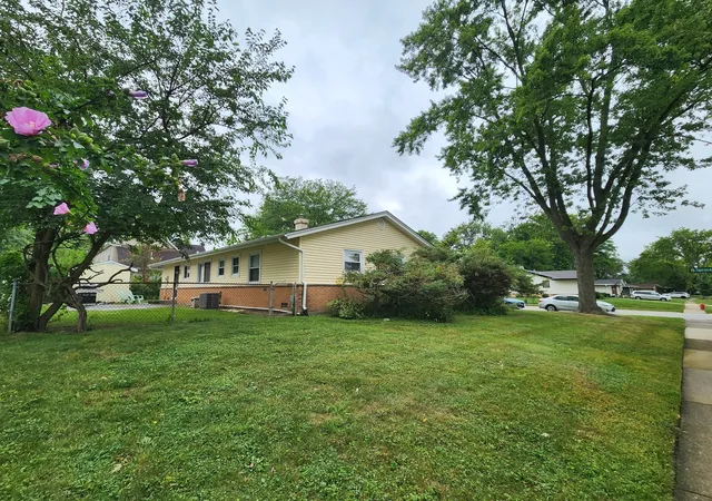 Photo 4 of Single family home for sale at 325 Spruce Ln, Elk Grove Village, IL 60007 | MLS# 12755957 | Listing updated on 2026-10-02