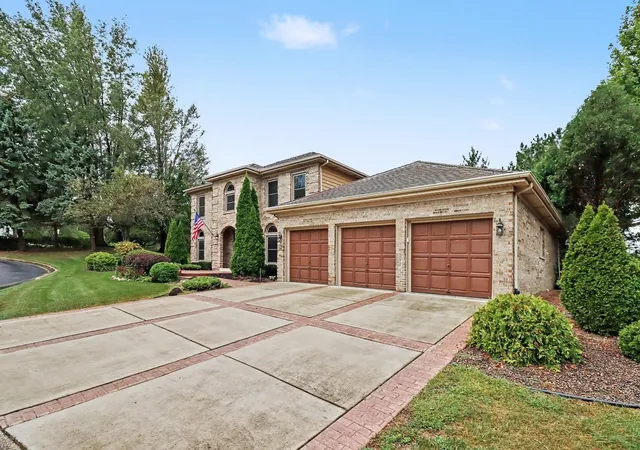 Photo 2 of Single family home for sale at 1 Golf View Ln, Frankfort, IL 60423 | MLS# 12755978 | Listing updated on 2026-10-07