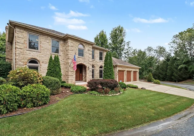 Photo 3 of Single family home for sale at 1 Golf View Ln, Frankfort, IL 60423 | MLS# 12755978 | Listing updated on 2026-10-07