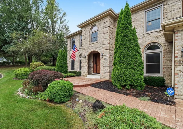 Photo 3 of Single family home for sale at 1 Golf View Ln, Frankfort, IL 60423 | MLS# 12755978 | Listing updated on 2026-10-28