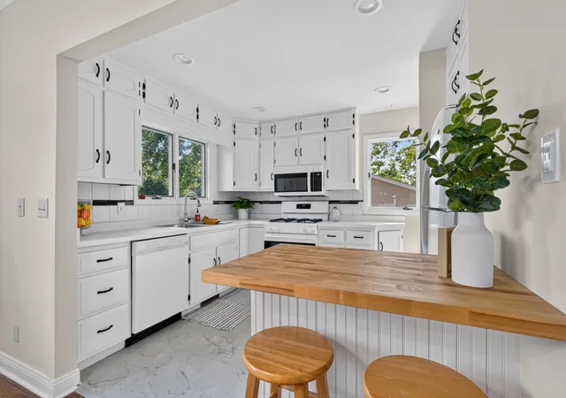 Photo 2 of Single family home for sale at 984 Pomeroy St, Marseilles, IL 61341 | MLS# 12755983 | Listing updated on 2026-09-22