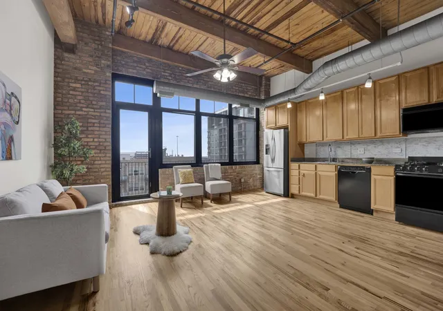 Photo 3 of Condo for sale at 625 W Jackson Blvd #806, Chicago, IL 60661 | MLS# 12755984 | Listing updated on 2026-09-29