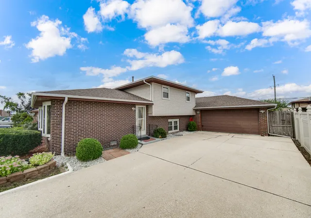 Photo 2 of Single family home for sale at 7506 W 83rd Place, Bridgeview, IL 60455 | MLS# 12755985 | Listing updated on 2026-09-11