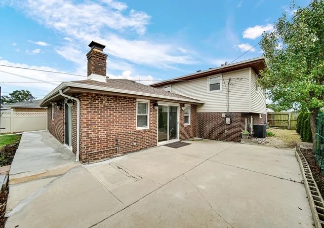 Photo 4 of Single family home for sale at 7506 W 83rd Place, Bridgeview, IL 60455 | MLS# 12755985 | Listing updated on 2026-09-11