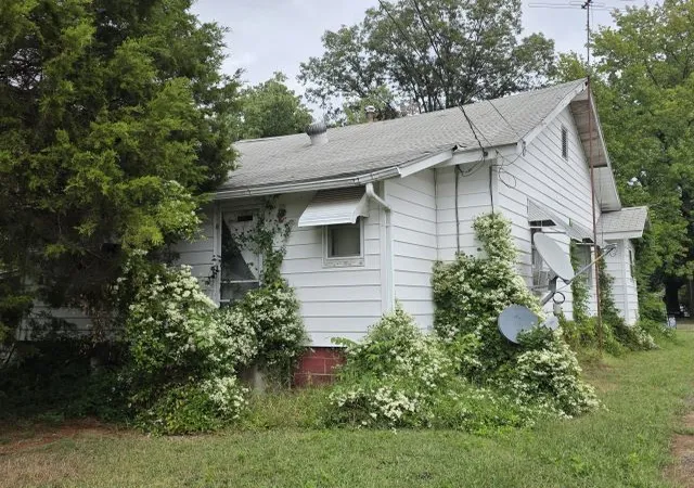 Photo 3 of Single family home for sale at 1029 S Mckinley St, Harrisburg, IL 62946 | MLS# 12755988 | Listing updated on 2026-09-16