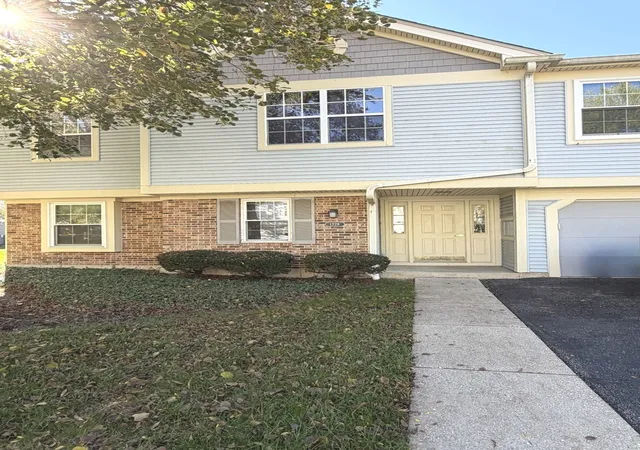 Listing Photo 2 - Condo for sale in building located at 1228 Bradwell Ln, Mundelein, IL 60060 - Unit #C