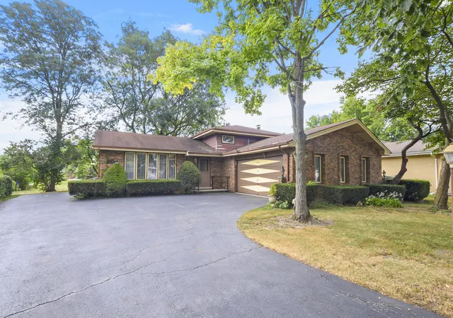 Photo 1 of Single family home for sale at 8540 Candlelight Dr E, Willow Springs, IL 60480 | MLS# 12756005 | Listing updated on 2026-10-05