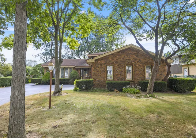 Photo 2 of Single family home for sale at 8540 Candlelight Dr E, Willow Springs, IL 60480 | MLS# 12756005 | Listing updated on 2026-10-05
