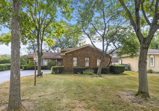 Photo 3 of Single family home for sale at 8540 Candlelight Dr E, Willow Springs, IL 60480 | MLS# 12756005 | Listing updated on 2026-10-05