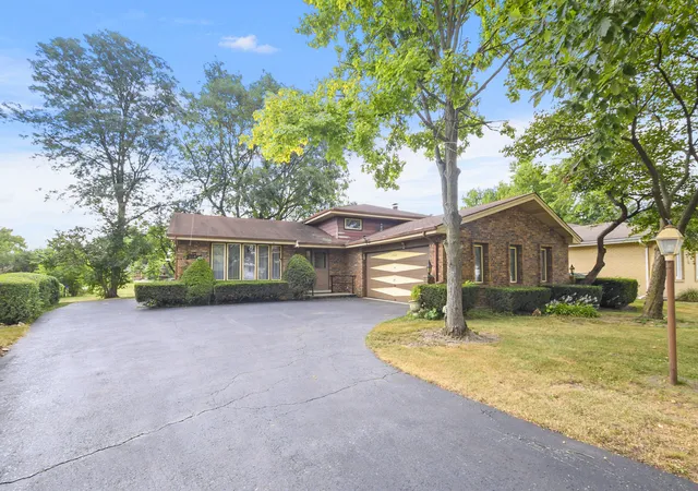 Photo 3 of Single family home for sale at 8540 Candlelight Dr E, Willow Springs, IL 60480 | MLS# 12756005 | Listing updated on 2026-10-05