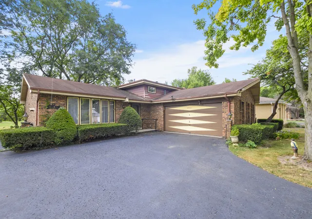Photo 4 of Single family home for sale at 8540 Candlelight Dr E, Willow Springs, IL 60480 | MLS# 12756005 | Listing updated on 2026-10-05