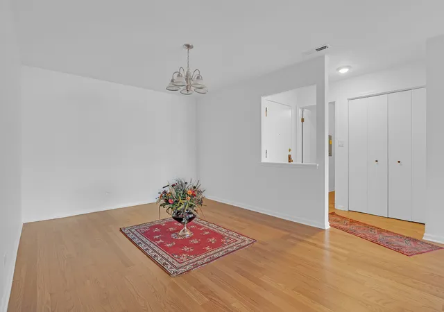 Listing Photo 4 - Condo for sale in building located at 9240 Gross Pt Rd, Skokie, IL 60077 - Unit #410