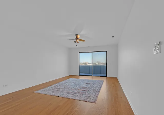 Listing Photo 5 - Condo for sale in building located at 9240 Gross Pt Rd, Skokie, IL 60077 - Unit #410