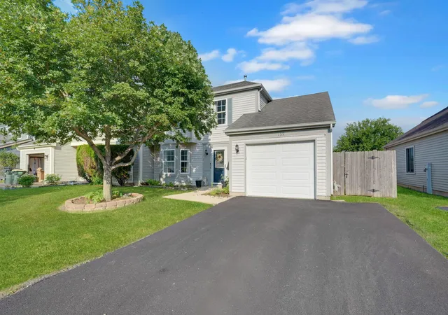 Photo 2 of Townhouse for sale at 135 Pinehurst Dr, Mundelein, IL 60060 | MLS# 12756011 | Listing updated on 2026-10-03