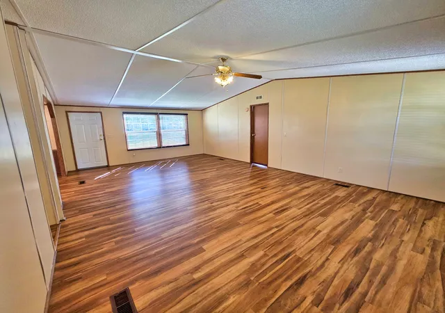 Photo 3 of Single family home for sale at 121 Meyer St, Flora, IL 62839 | MLS# 12756042 | Listing updated on 2026-10-22