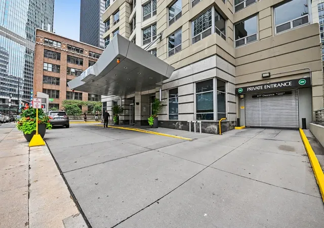 Listing Photo 2 - Condo for sale in building located at 440 N Wabash Ave, Chicago, IL 60611 - Unit #3204
