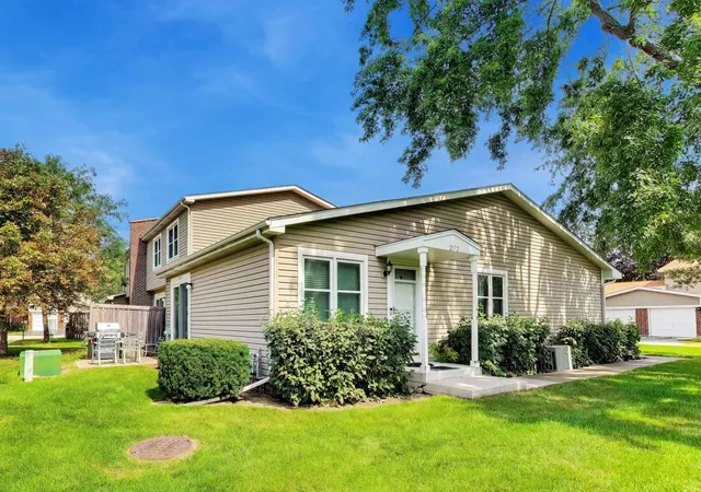 Photo 3 of Townhouse for sale at 2172 N Queensburg Ln, Palatine, IL 60074 | MLS# 12756131 | Listing updated on 2026-09-24