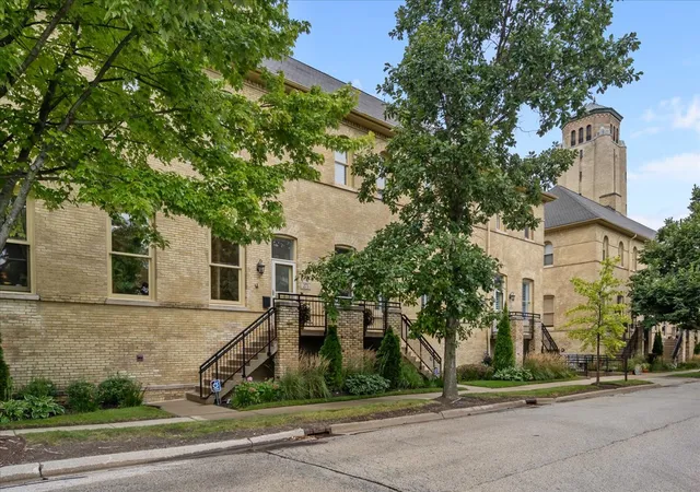 Photo 1 of Townhouse for sale at 271 Whistler Rd, Highland Park, IL 60035 | MLS# 12756190 | Listing updated on 2026-09-23
