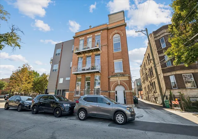 Photo 3 of Condo for sale at 2411 W Walton St #1C, Chicago, IL 60622 | MLS# 12756194 | Listing updated on 2026-09-30