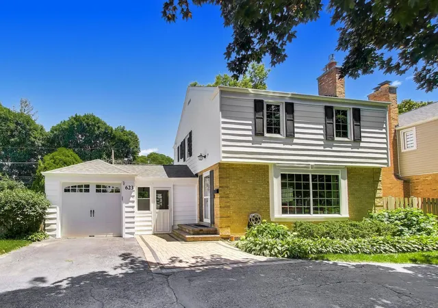 Photo 1 of Single family home for sale at 623 S Arlington Hts Rd, Arlington Heights, IL 60005 | MLS# 12756219 | Listing updated on 2026-09-16