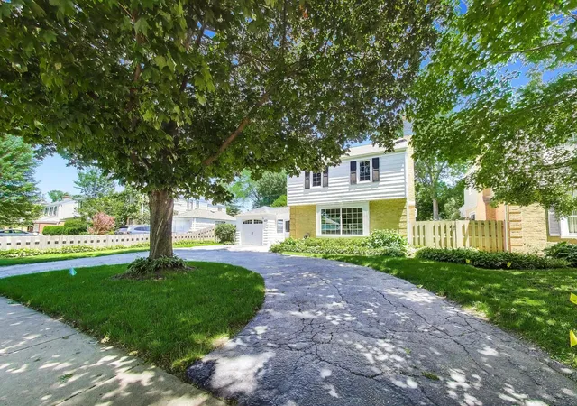Photo 3 of Single family home for sale at 623 S Arlington Hts Rd, Arlington Heights, IL 60005 | MLS# 12756219 | Listing updated on 2026-09-16