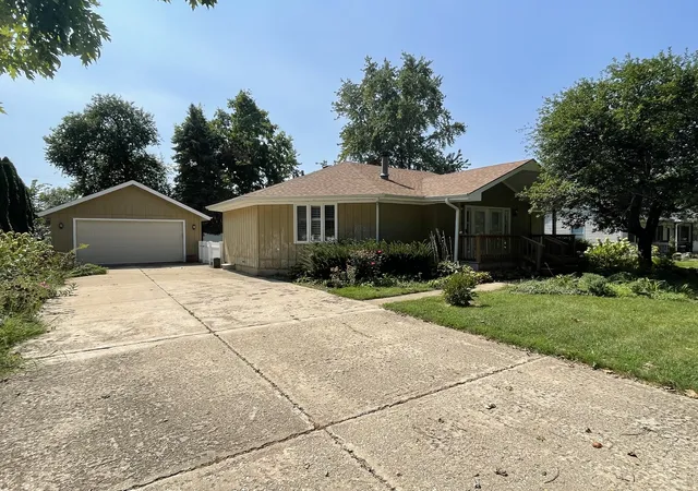 Photo 2 of Single family home for sale at 464 S Madison St, Oswego, IL 60543 | MLS# 12756226 | Listing updated on 2026-09-21