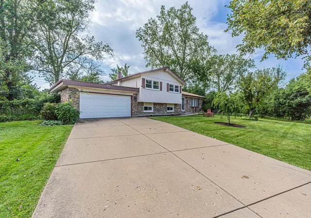 Photo 1 of Single family home for sale at 1320 Deerfield Pl, Highland Park, IL 60035 | MLS# 12756230 | Listing updated on 2026-09-17