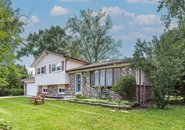 Photo 2 of Single family home for sale at 1320 Deerfield Pl, Highland Park, IL 60035 | MLS# 12756230 | Listing updated on 2026-09-17