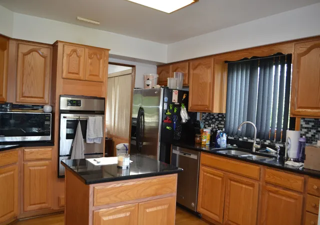 Photo 4 of Single family home for sale at 258 Mayflower Ln, Bolingbrook, IL 60490 | MLS# 12756243 | Listing updated on 2026-09-25