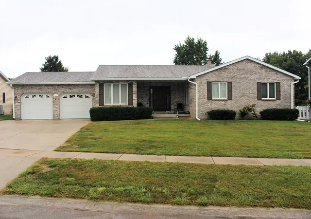 Photo 1 of Single family home for sale at 34 Colonial Dr, Clinton, IL 61727 | MLS# 12756304 | Listing updated on 2026-09-16